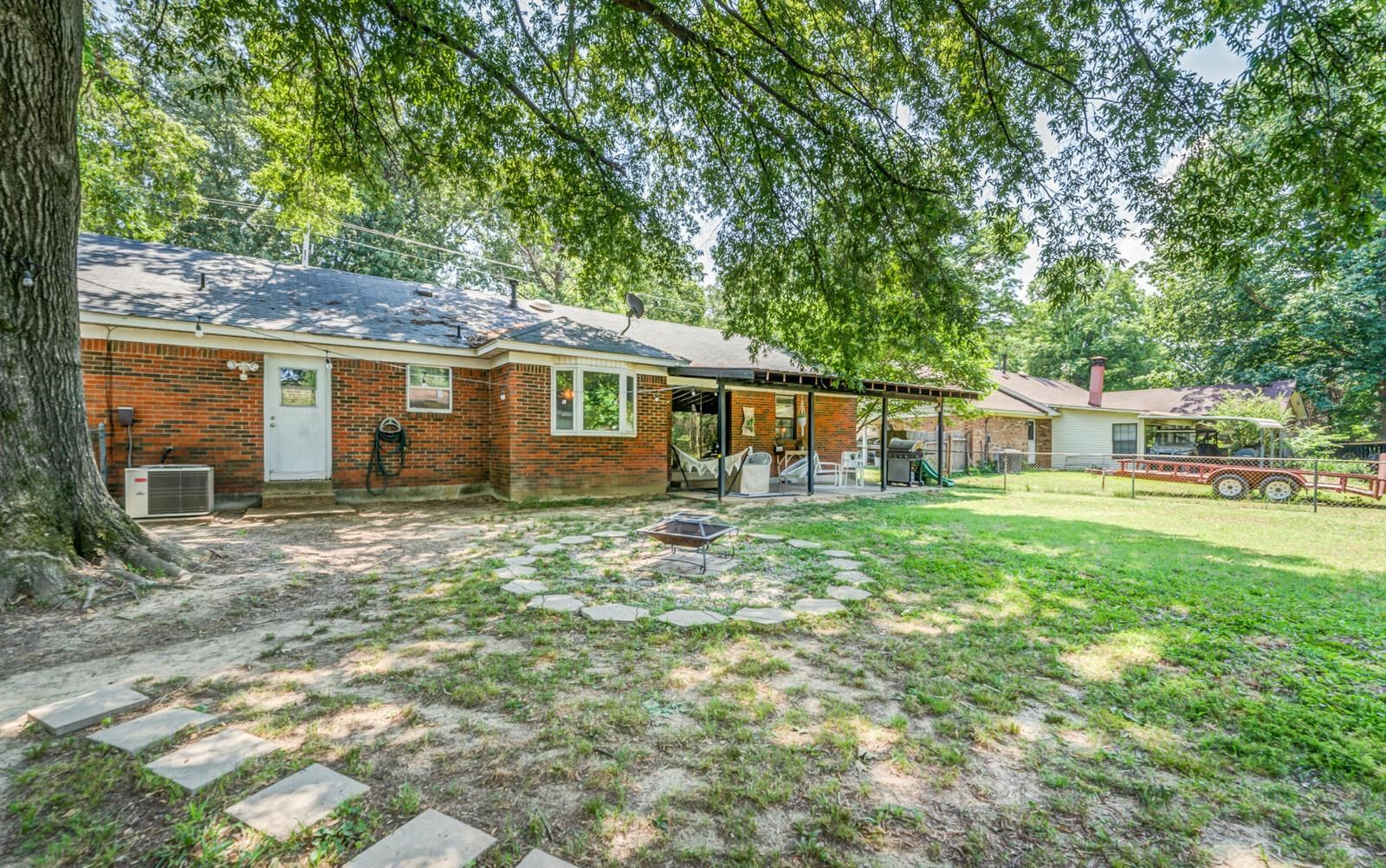 Photo 20 of 25 of 4041 OAK RD house