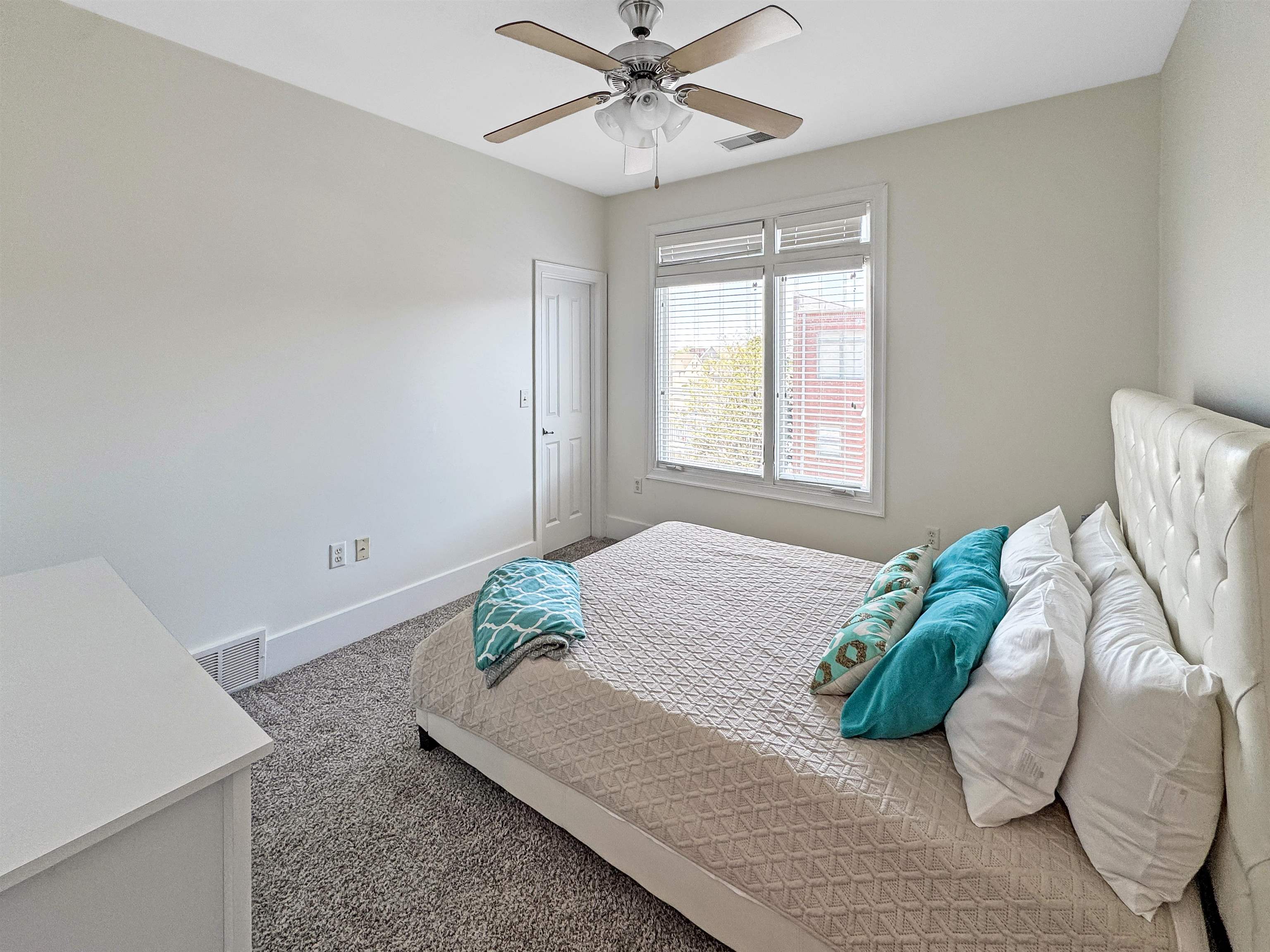 Memphis, Tennessee 38103, United States, 2 Bedrooms Bedrooms, ,3 BathroomsBathrooms,Residential,Active,111293