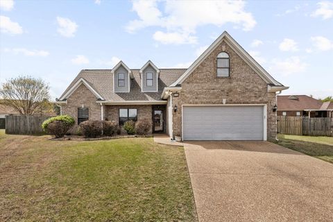 Photo of 95 STRAWBERRY FIELD CV, Oakland, TN 38060 (MLS # 10218452)