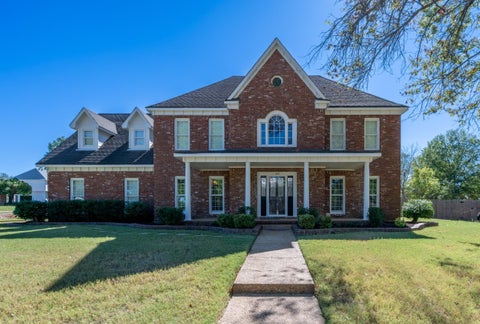 Photo of 653 AUTUMN WINDS DR, Collierville, TN 38017 (MLS # 10232994)
