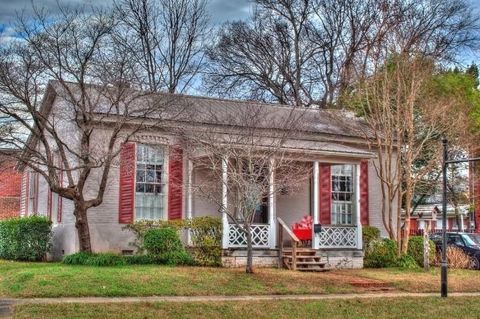 Photo of 104 E GHOLSON AVE, Holly Springs, MS 38635 (MLS # 10215166)