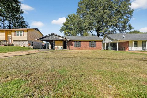 Photo of 1744 W HOLMES RD, Memphis, TN 38109 (MLS # 10208925)