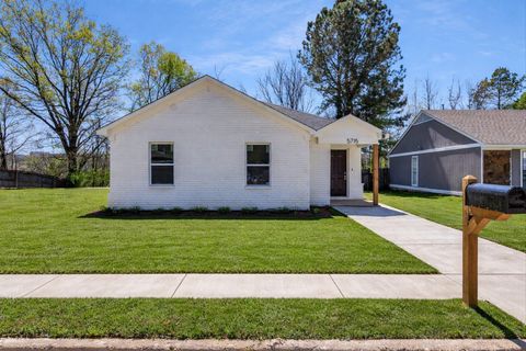 Photo of 5715 MAPLE TREE DR, Memphis, TN 38115 (MLS # 10206700)