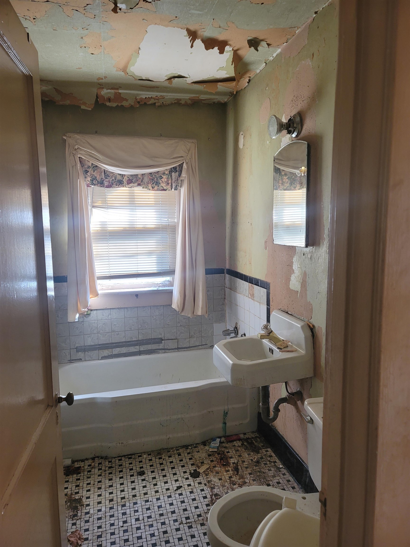 Memphis, Tennessee 38104, United States, 4 Bedrooms Bedrooms, ,2 BathroomsBathrooms,Residential,Pending,227330