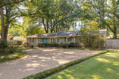 Photo of 53 W WALNUT GROVE CIR, Memphis, TN 38117 (MLS # 10233352)