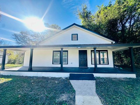 Photo of 410 E SYCAMORE ST, Bolivar, TN 38008 (MLS # 10215105)