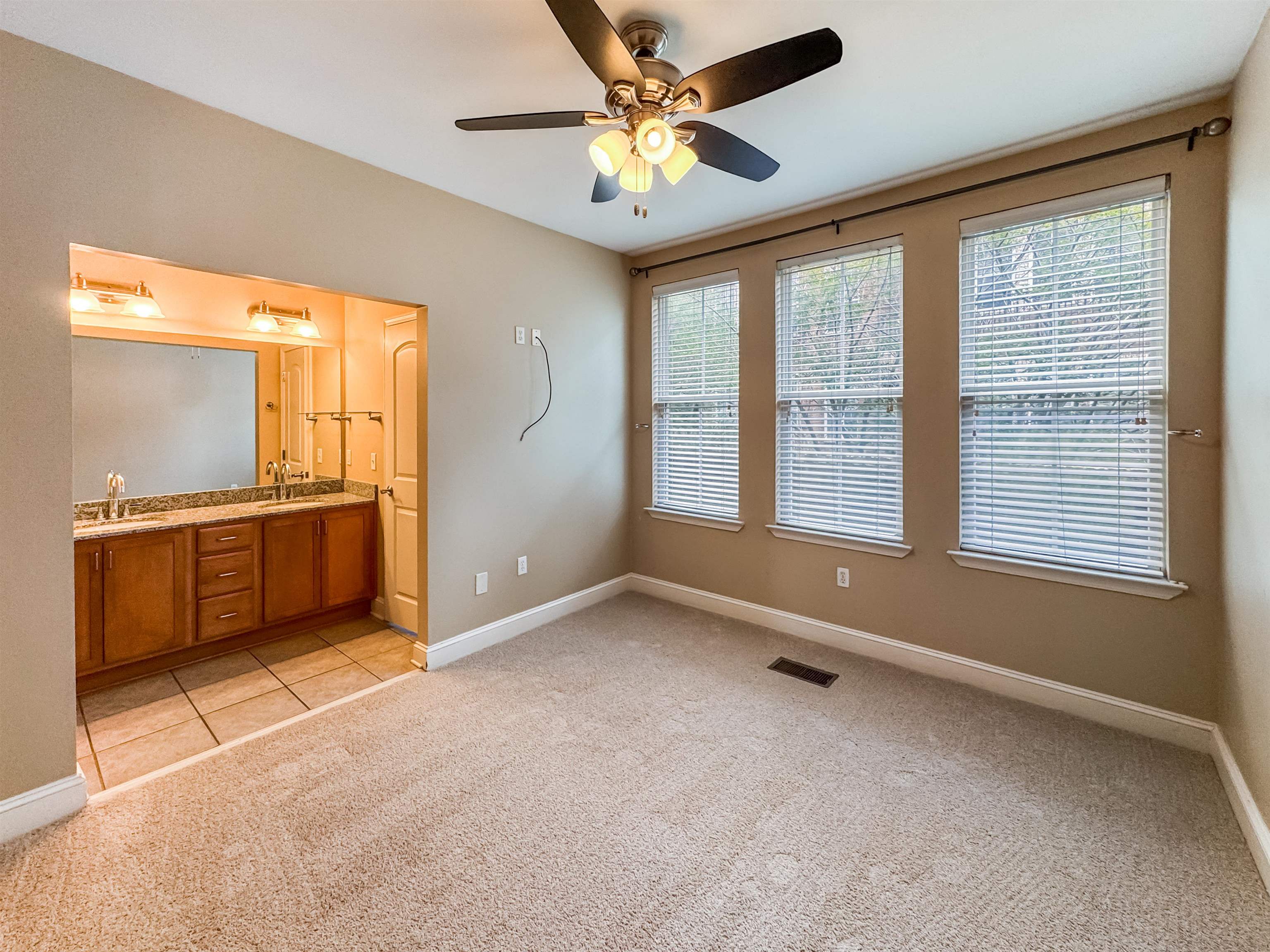 Memphis, Tennessee 38103, United States, 2 Bedrooms Bedrooms, ,2 BathroomsBathrooms,Residential,Active,182836