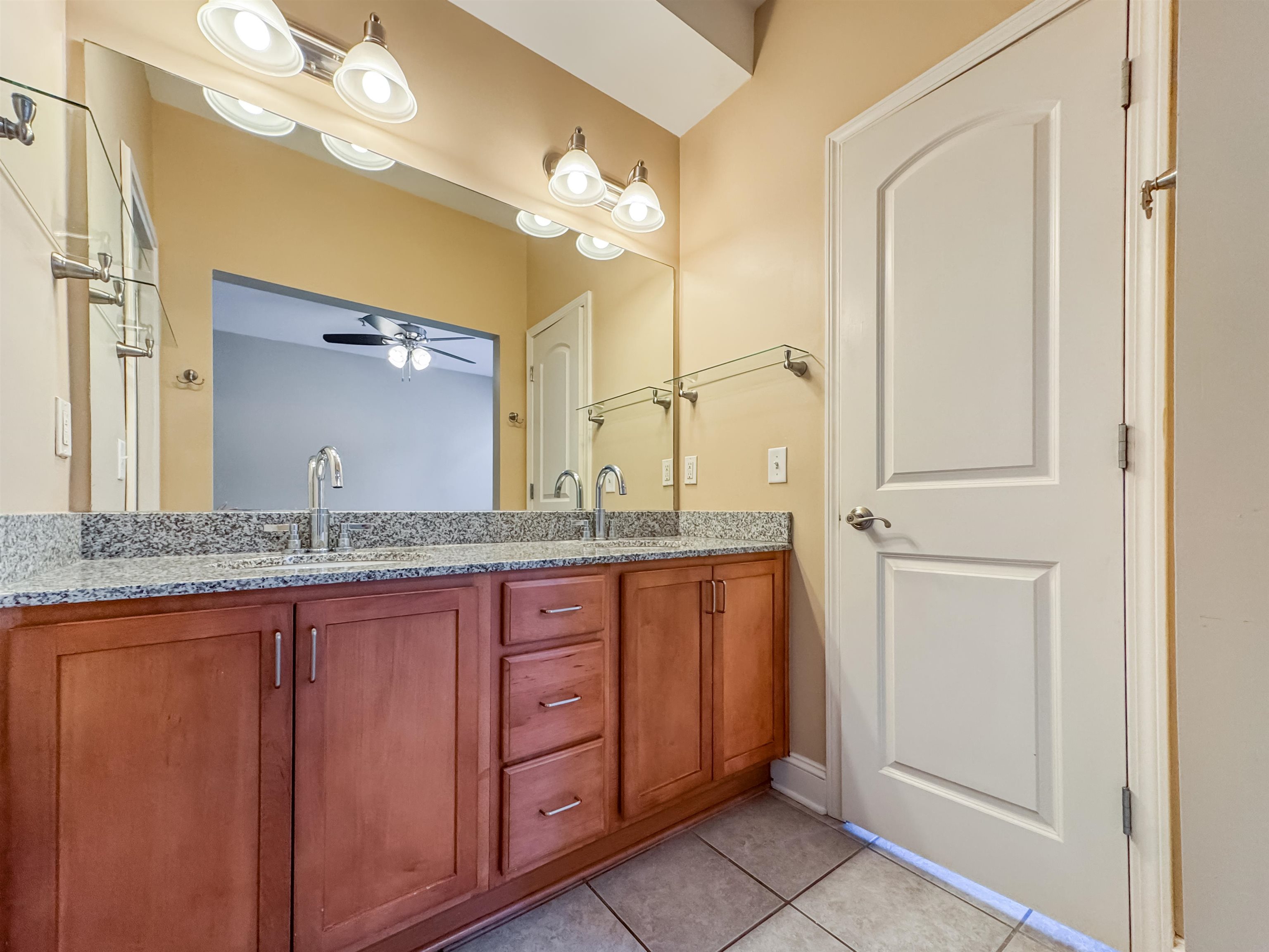 Memphis, Tennessee 38103, United States, 2 Bedrooms Bedrooms, ,2 BathroomsBathrooms,Residential,Active,182836