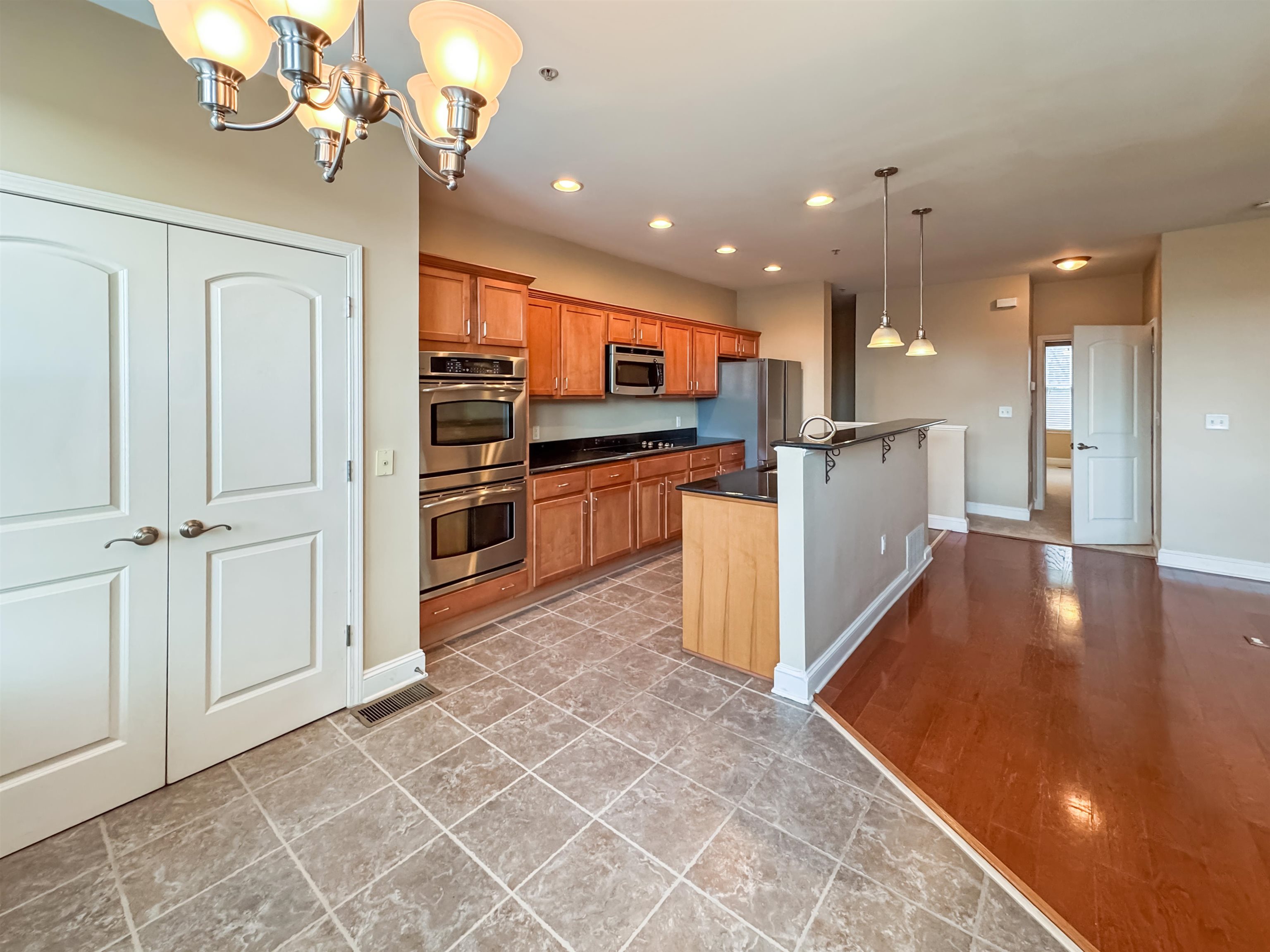 Memphis, Tennessee 38103, United States, 2 Bedrooms Bedrooms, ,2 BathroomsBathrooms,Residential,Active,182836