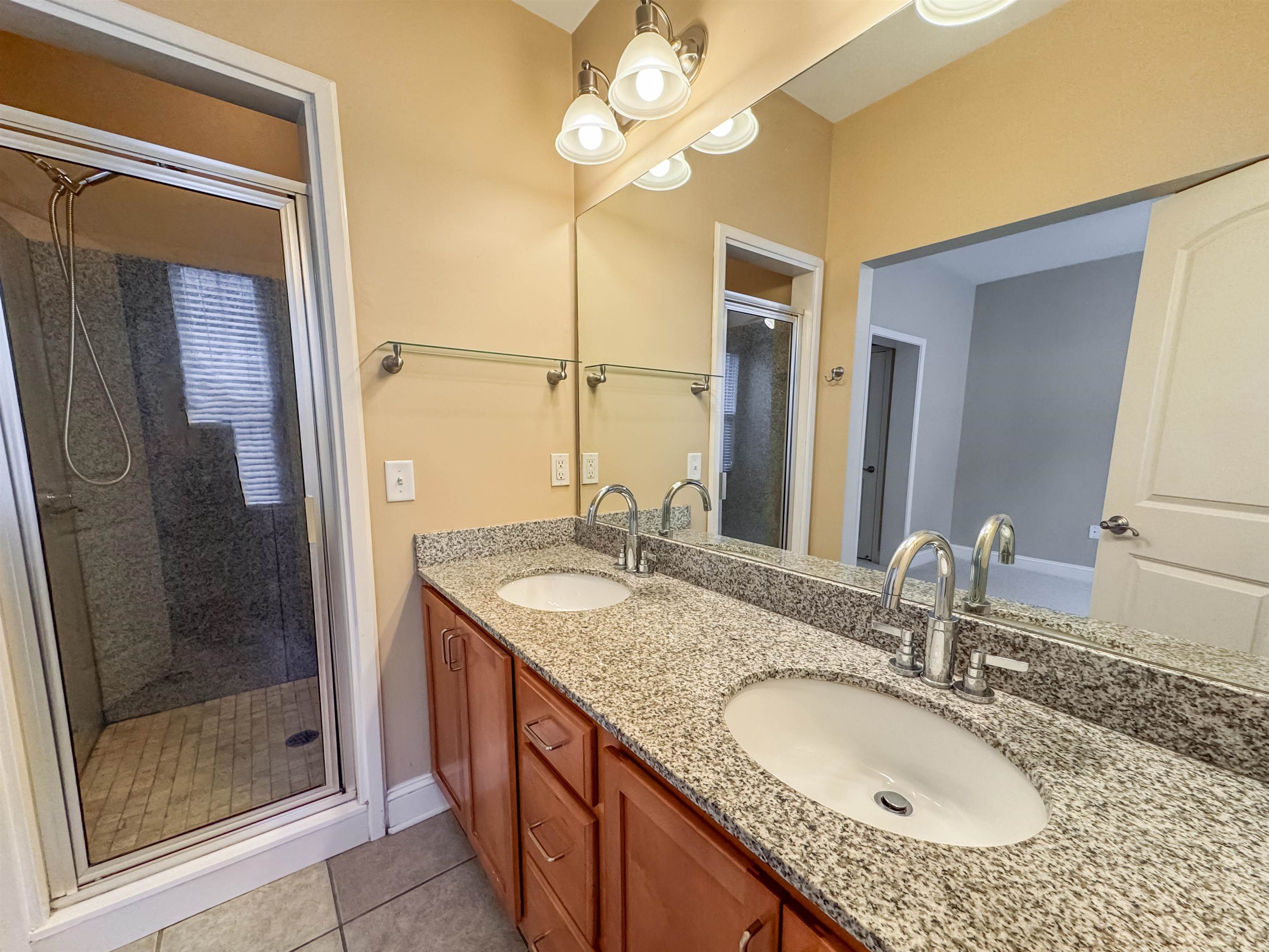 Memphis, Tennessee 38103, United States, 2 Bedrooms Bedrooms, ,2 BathroomsBathrooms,Residential,Active,182836