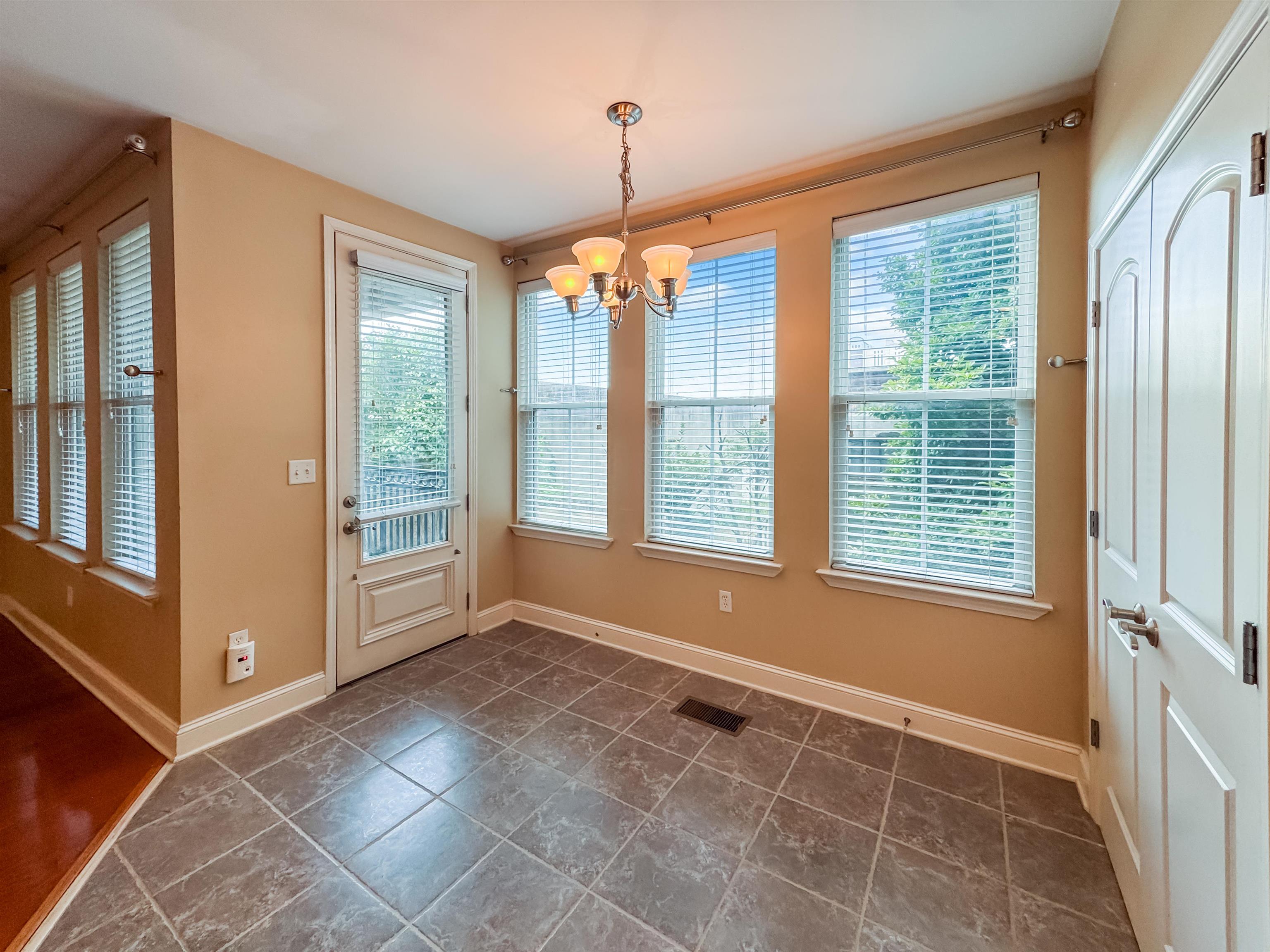 Memphis, Tennessee 38103, United States, 2 Bedrooms Bedrooms, ,2 BathroomsBathrooms,Residential,Active,182836