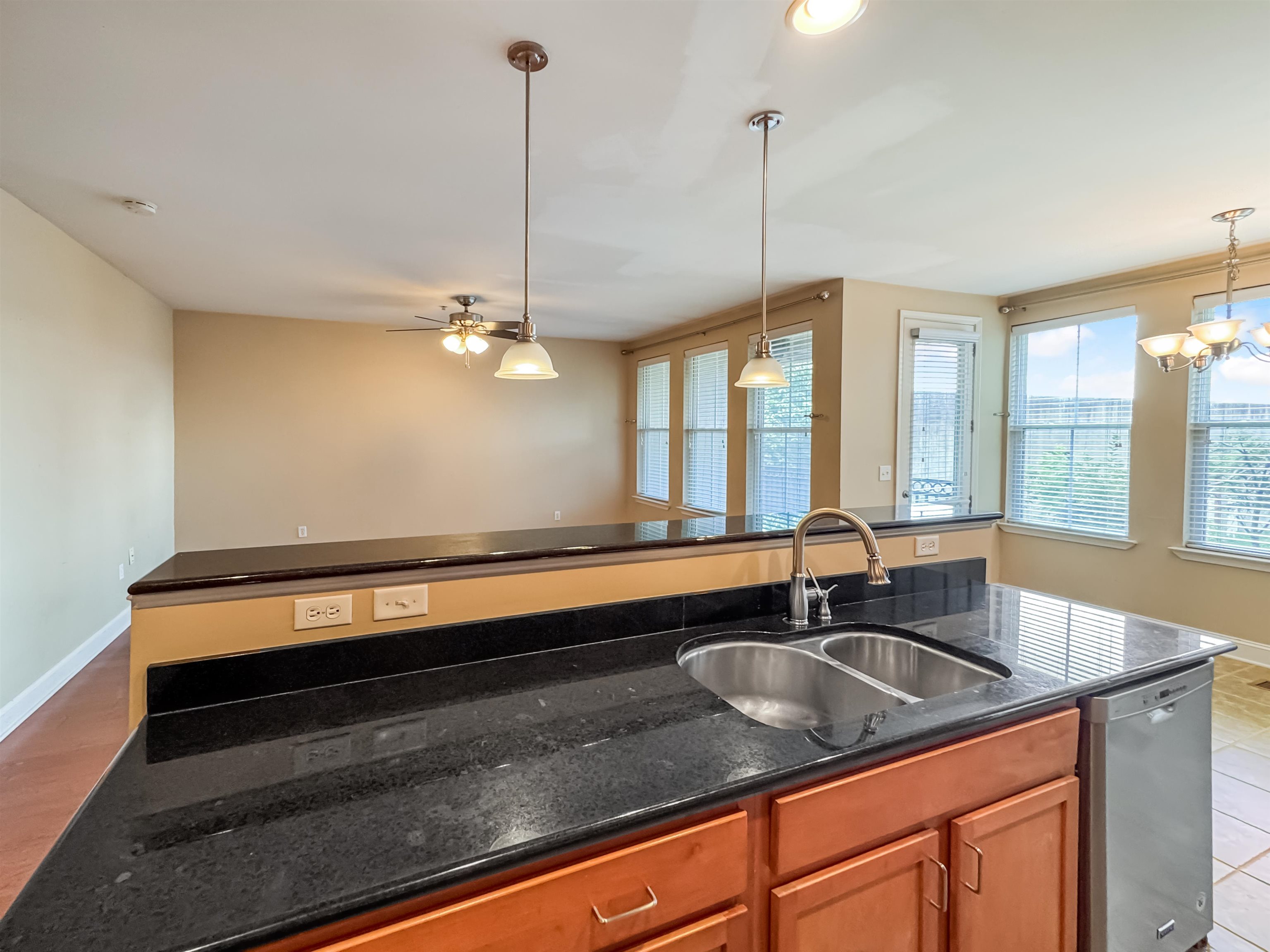 Memphis, Tennessee 38103, United States, 2 Bedrooms Bedrooms, ,2 BathroomsBathrooms,Residential,Active,182836