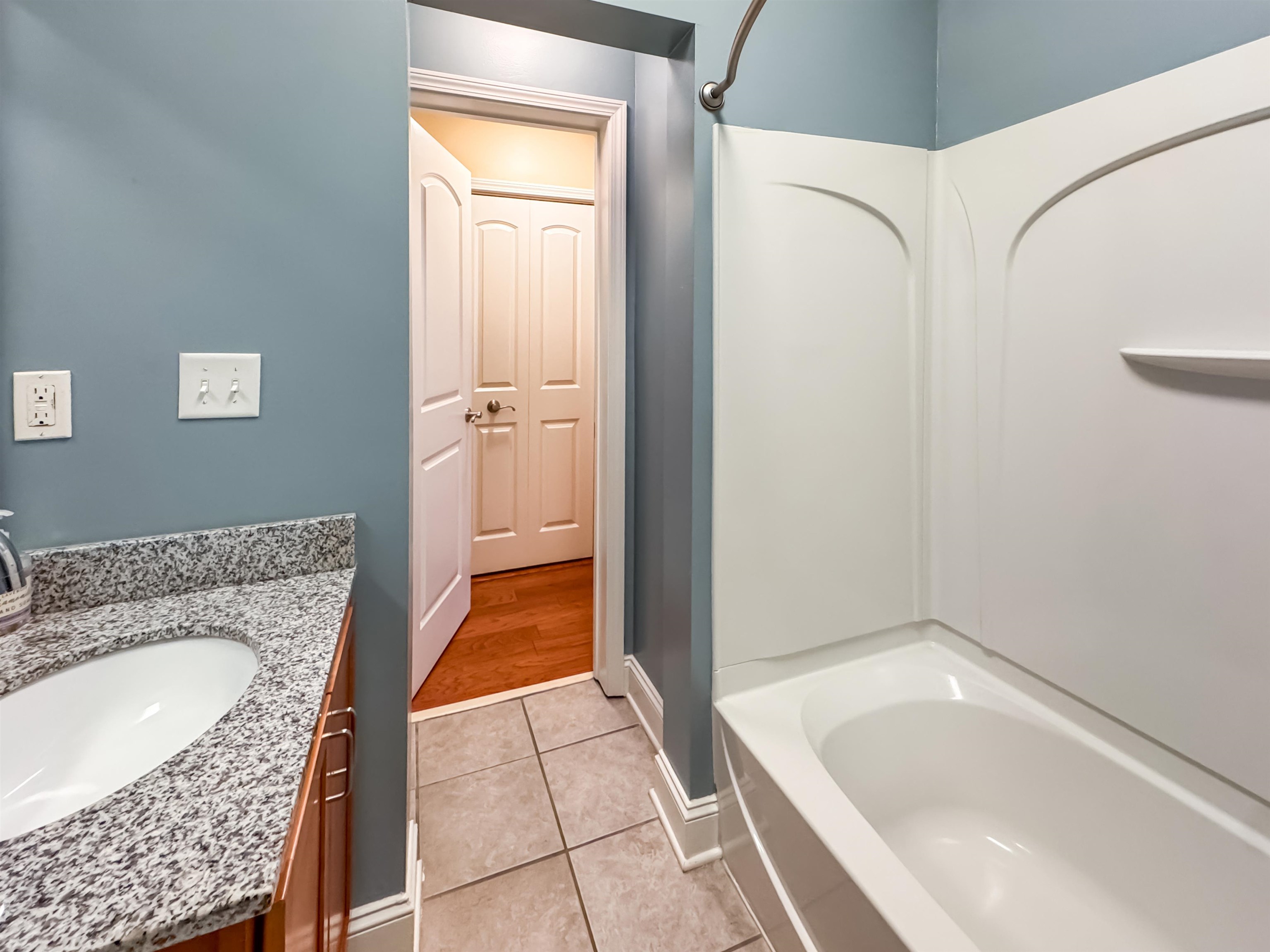 Memphis, Tennessee 38103, United States, 2 Bedrooms Bedrooms, ,2 BathroomsBathrooms,Residential,Active,182836