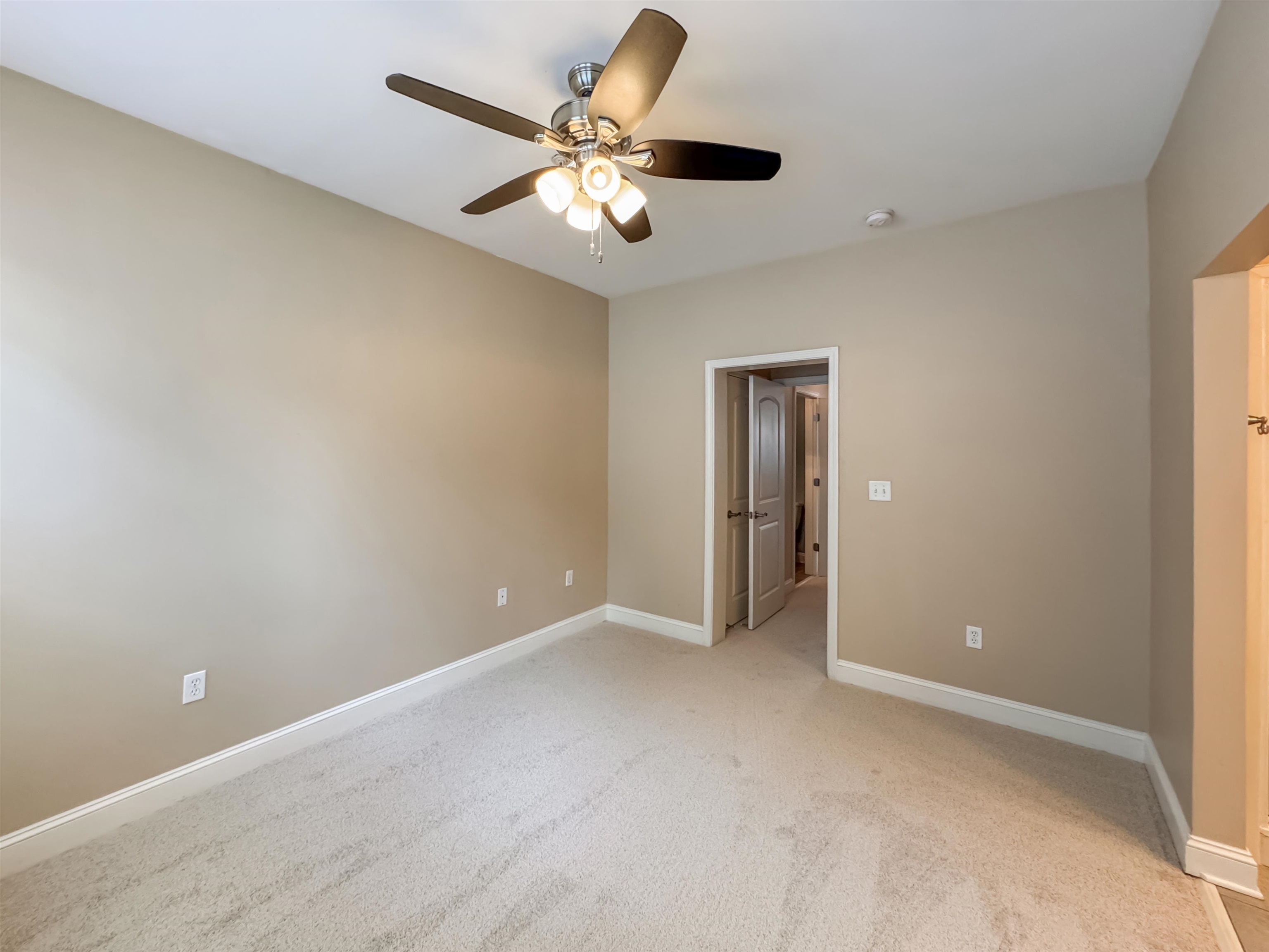 Memphis, Tennessee 38103, United States, 2 Bedrooms Bedrooms, ,2 BathroomsBathrooms,Residential,Active,182836