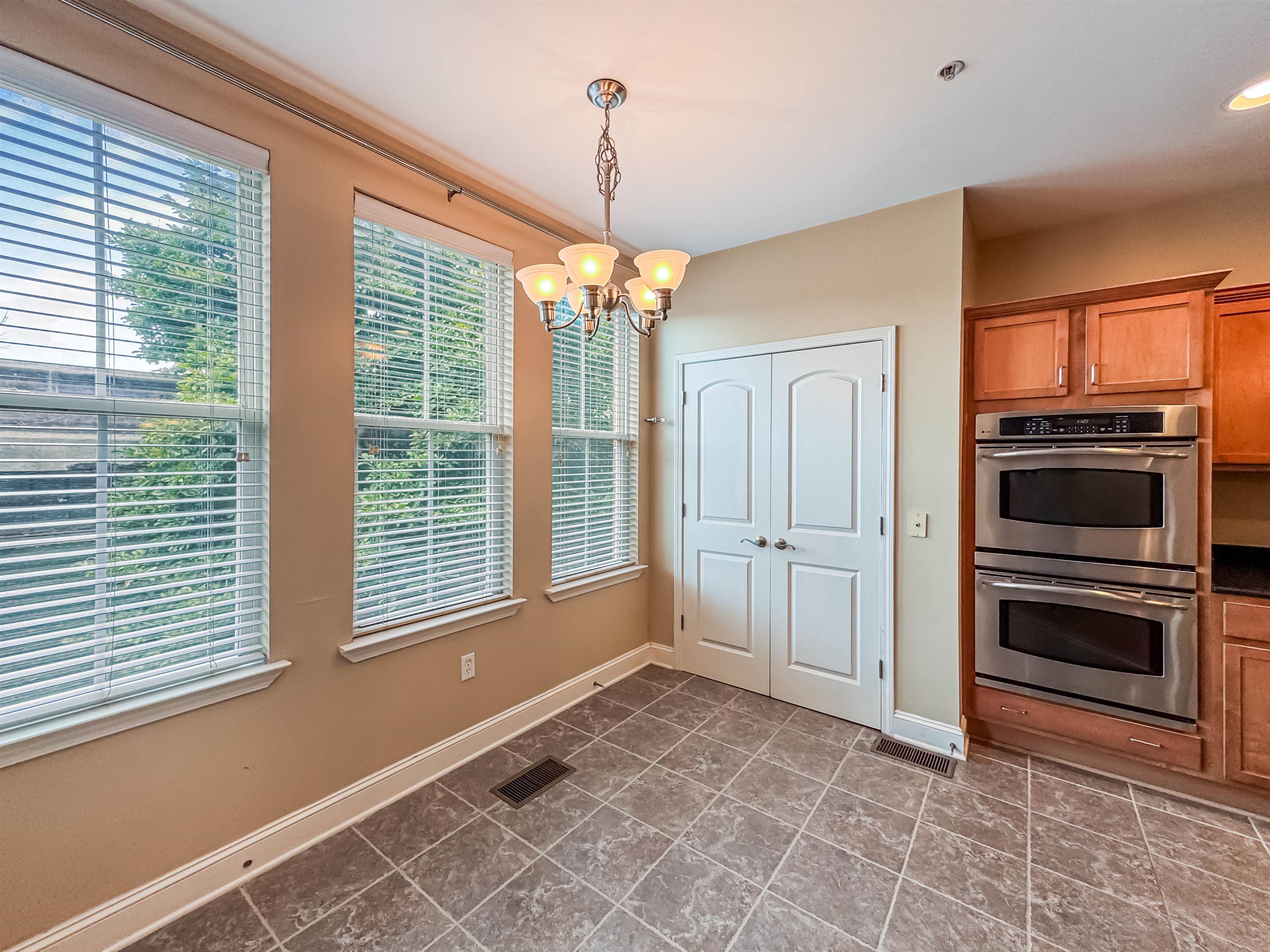 Memphis, Tennessee 38103, United States, 2 Bedrooms Bedrooms, ,2 BathroomsBathrooms,Residential,Active,182836