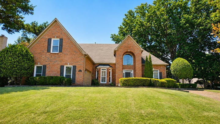 Photo 1 of 40 — 1923 SWYNFORD LN, Collierville, TN 38017