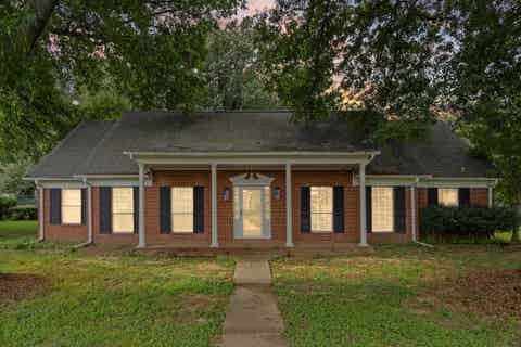 Photo of 8619 CHESTERFIELD DR, Southaven, MS 38671 (MLS # 10227844)