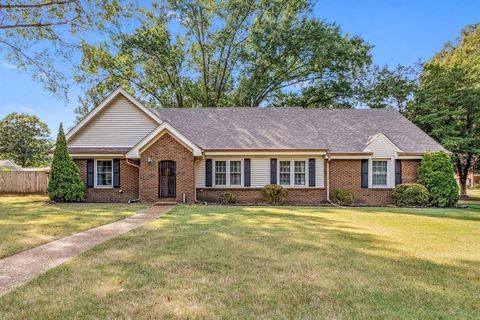 Photo of 1595 MILLER FARMS RD, Germantown, TN 38138 (MLS # 10215618)