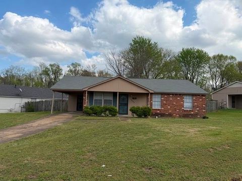 Photo of 3884 KERSTON DR, Memphis, TN 38128 (MLS # 10218134)