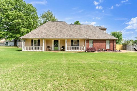 Photo of 115 COUNTRYWOOD LN, Oakland, TN 38060 (MLS # 10219422)