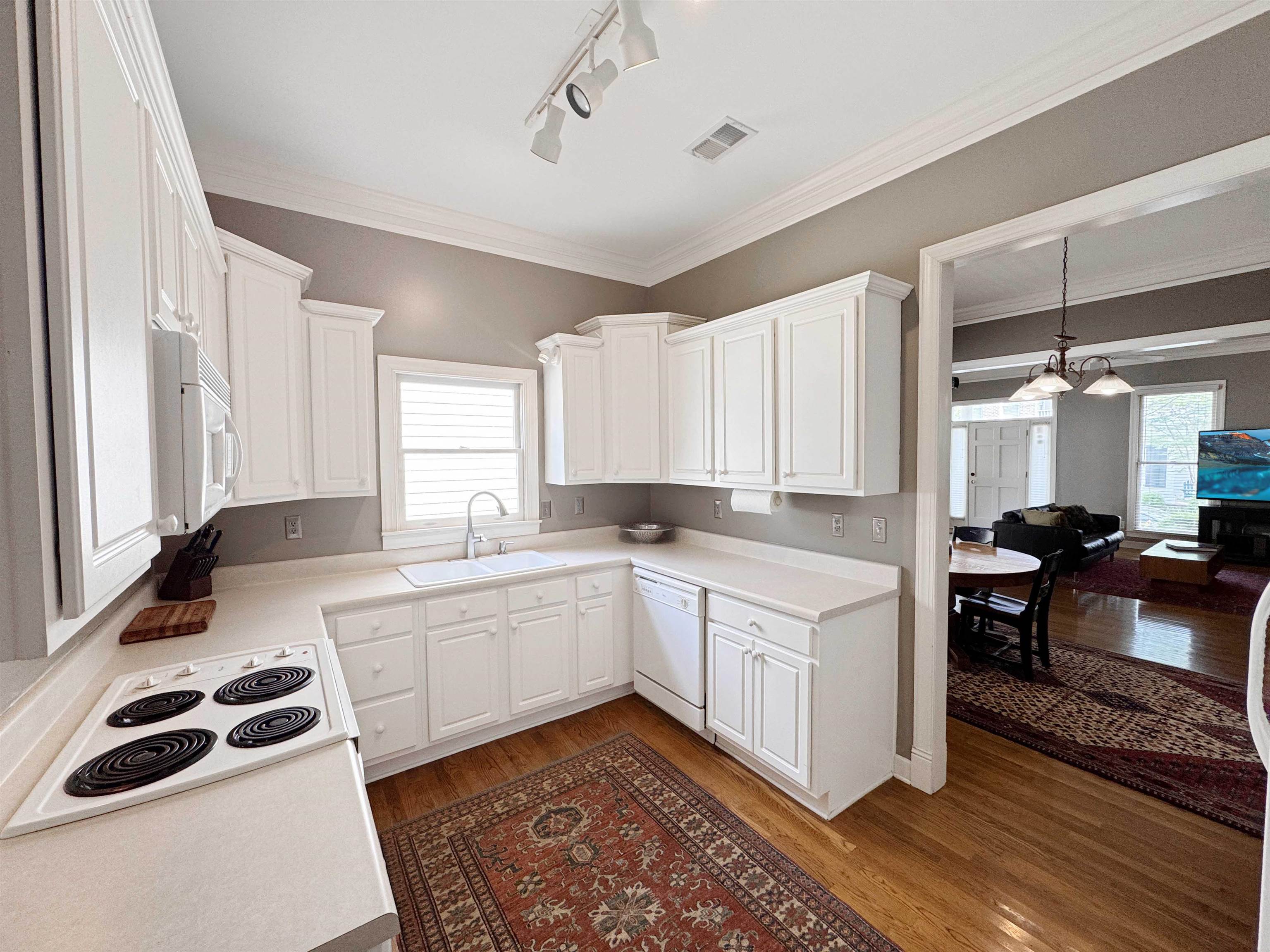 Memphis, Tennessee 38103, United States, 2 Bedrooms Bedrooms, ,3 BathroomsBathrooms,Residential,Active,111774