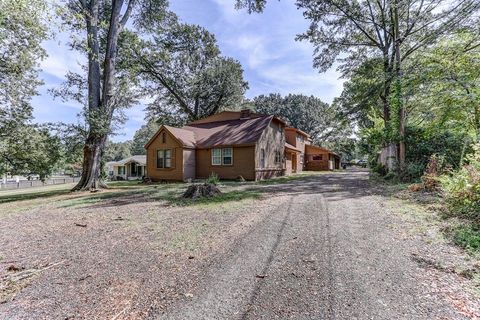 Photo of 3700 LAKEVIEW RD, Memphis, TN 38116 (MLS # 10205355)