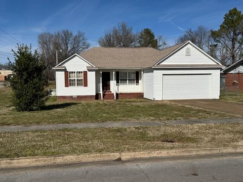 Photo of 840 BUTLER ST, Bolivar, TN 38008 (MLS # 10214621)