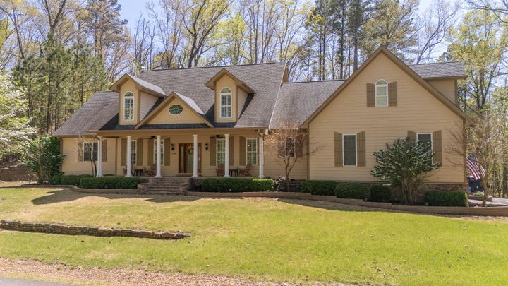 Photo 1 of 40 — 1240 POINT GRAND DR, Savannah, TN 38372