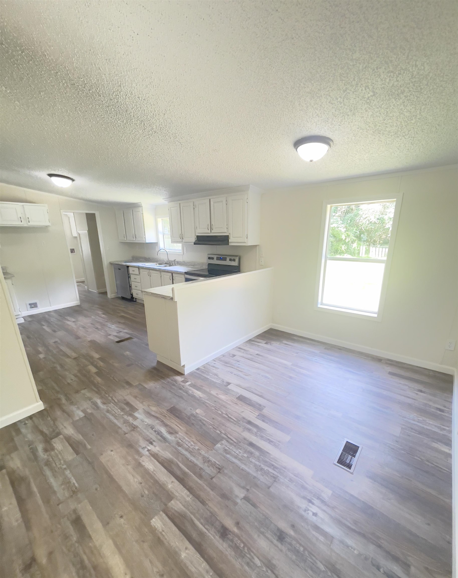 Photo 8 of 17 of 125 PINETREE RD house