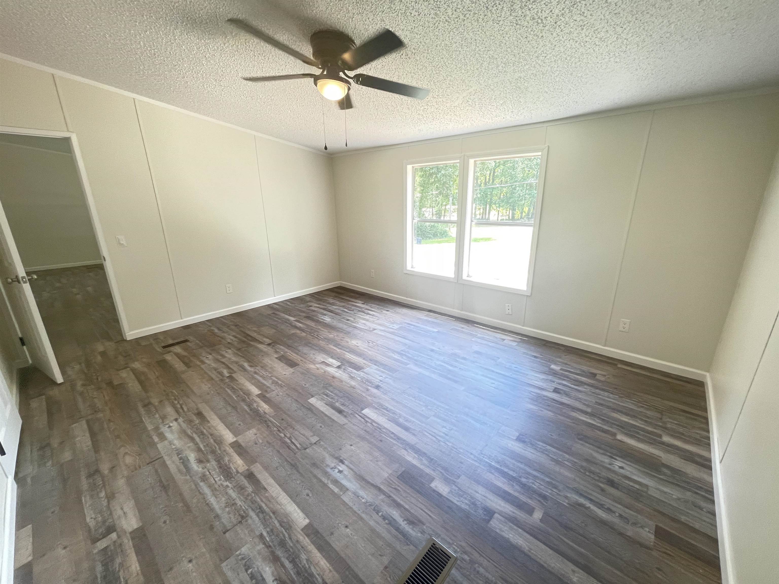 Photo 9 of 17 of 125 PINETREE RD house