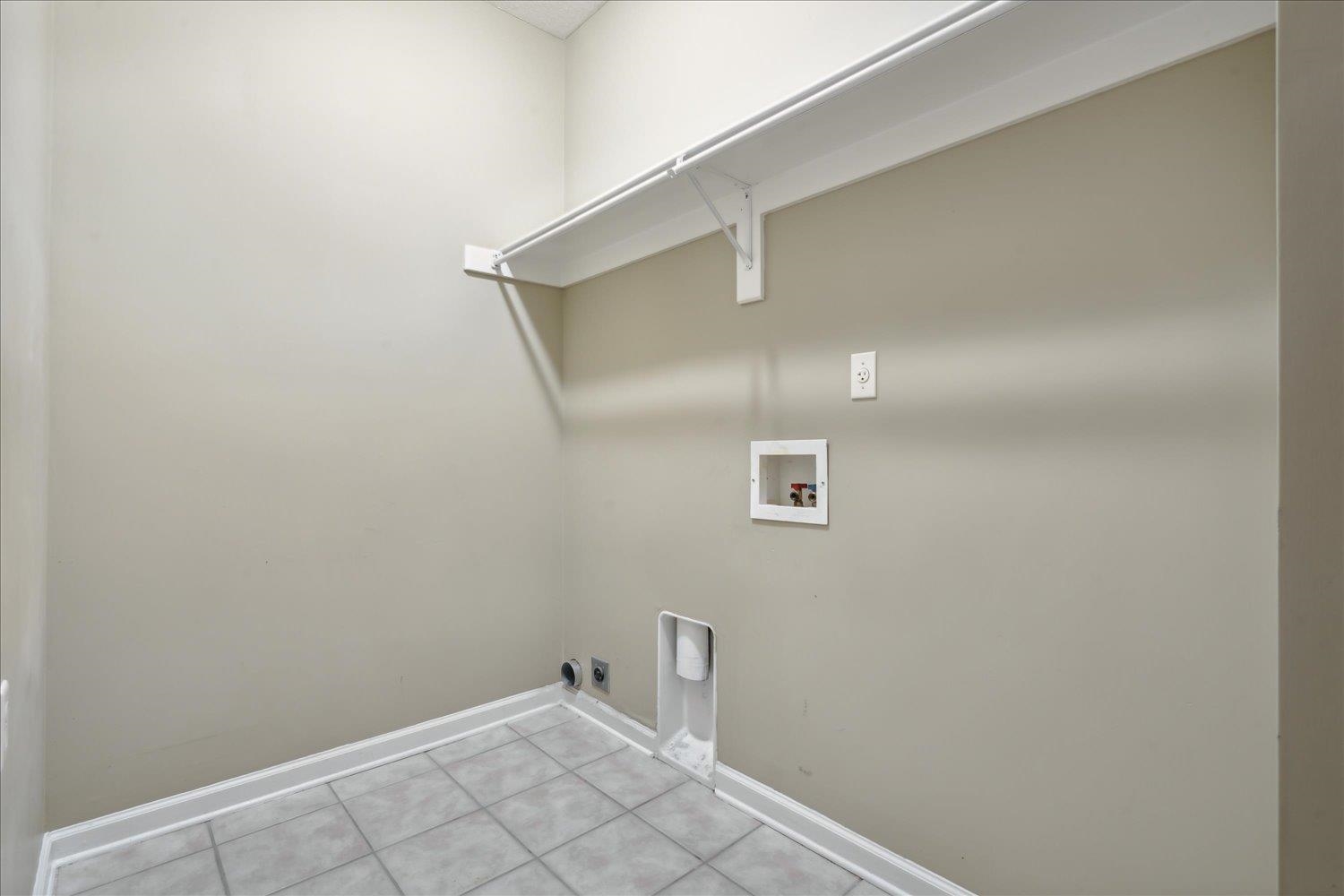 Oakland, Tennessee 38060, United States, 5 Bedrooms Bedrooms, ,3 BathroomsBathrooms,Residential,Pending,53618