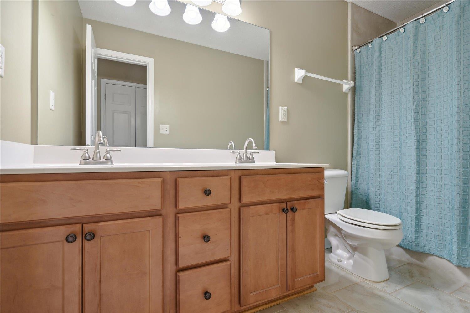 Oakland, Tennessee 38060, United States, 5 Bedrooms Bedrooms, ,3 BathroomsBathrooms,Residential,Pending,53618