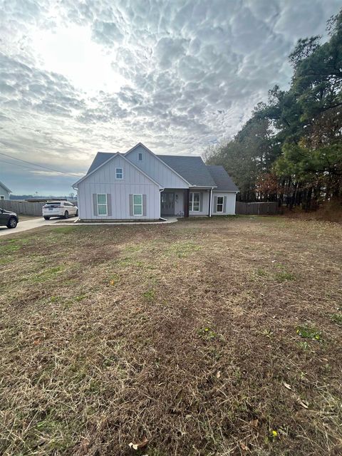 Photo of 1015 WORTHAM DR, Covington, TN 38019 (MLS # 10210628)