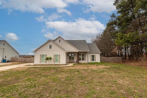 Photo of 1015 WORTHAM DR, Covington, TN 38019 (MLS # 10210628)