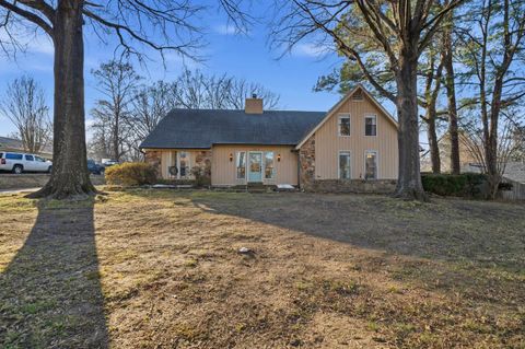 Photo of 1829 E CHURCHILL DWNS, Germantown, TN 38138 (MLS # 10214454)