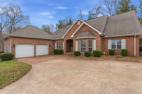 Photo of 915 CLIFFTVIEW RD, Bolivar, TN 38008 (MLS # 10217414)