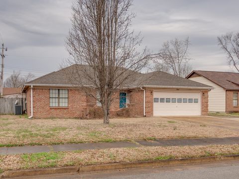 Photo of 7807 TUMBLING CREEK DR, Millington, TN 38053 (MLS # 10216145)