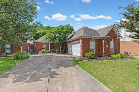Photo of 393 FOUNTAIN CREST DR, Memphis, TN 38120 (MLS # 10223634)