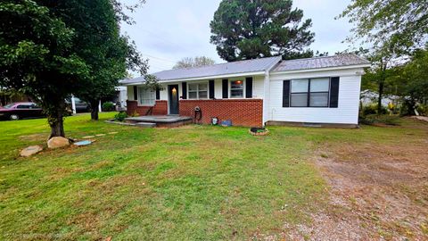 Photo of 85 BAKER ST, Savannah, TN 38372 (MLS # 10208677)