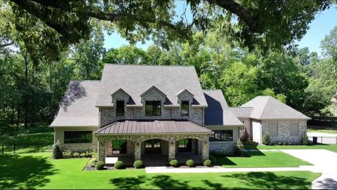 Photo of 9713 POPLAR AVE, Germantown, TN 38139 (MLS # 10213300)