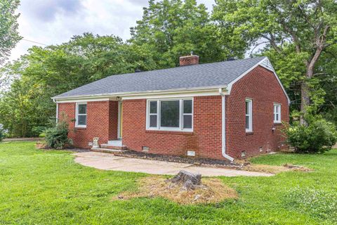 Photo of 212 N MAPLE ST, Adamsville, TN 38310 (MLS # 10208270)