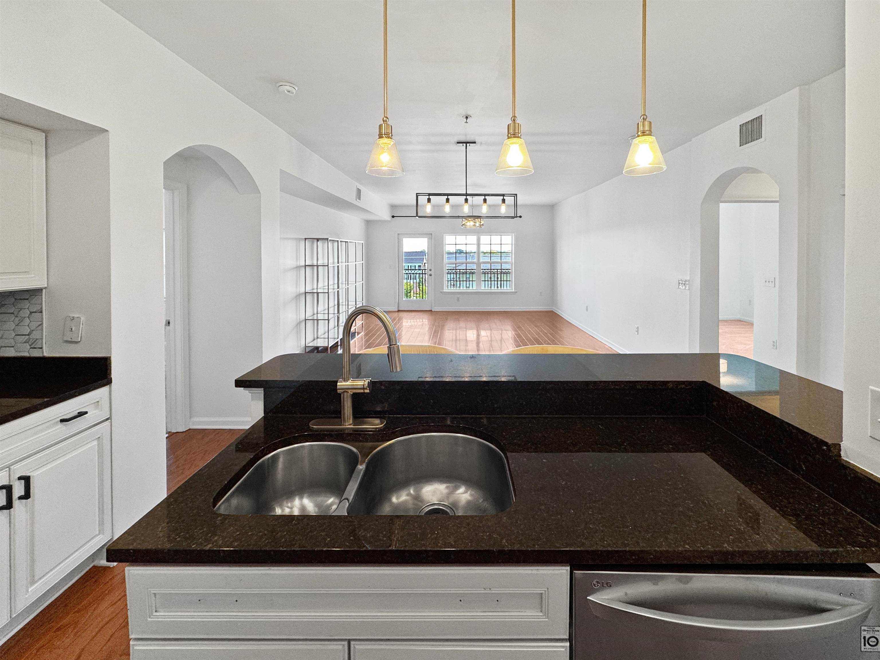 Memphis, Tennessee 38103, United States, 2 Bedrooms Bedrooms, ,2 BathroomsBathrooms,Residential,Active,189855