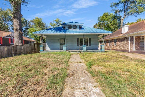 Photo of 98 E MCKELLAR AVE, Memphis, TN 38109 (MLS # 10233384)