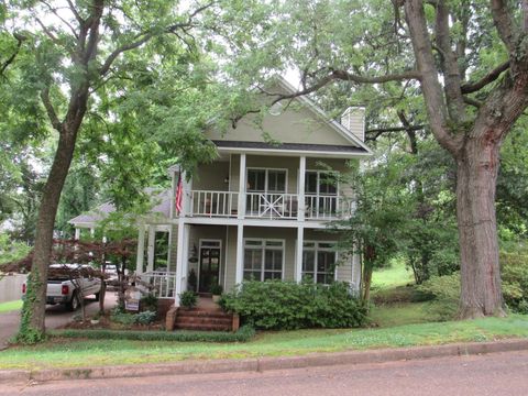 Photo of 703 IRENE CIR, Covington, TN 38019 (MLS # 10222494)