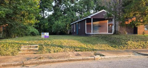 Photo of 2305 ELDRIDGE AVE, Memphis, TN 38108 (MLS # 10211786)