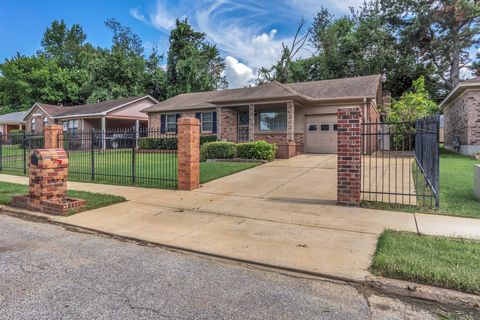 Photo of 137 CHAMPA AVE, Memphis, TN 38109 (MLS # 10226017)