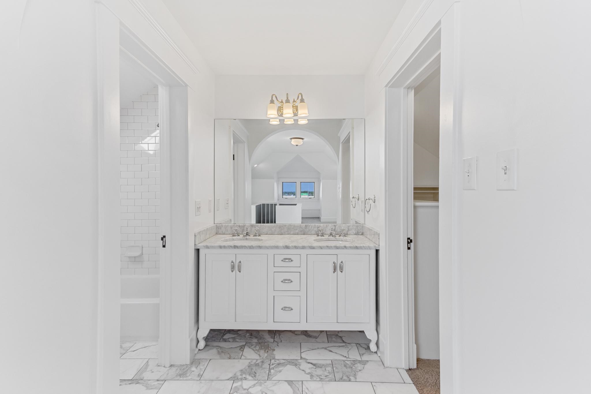 Memphis, Tennessee 38105, United States, 3 Bedrooms Bedrooms, ,2 BathroomsBathrooms,Residential,Active,84380