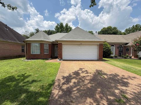 Photo of 2195 LAKE SPRINGS LN, Memphis, TN 38016 (MLS # 10225022)