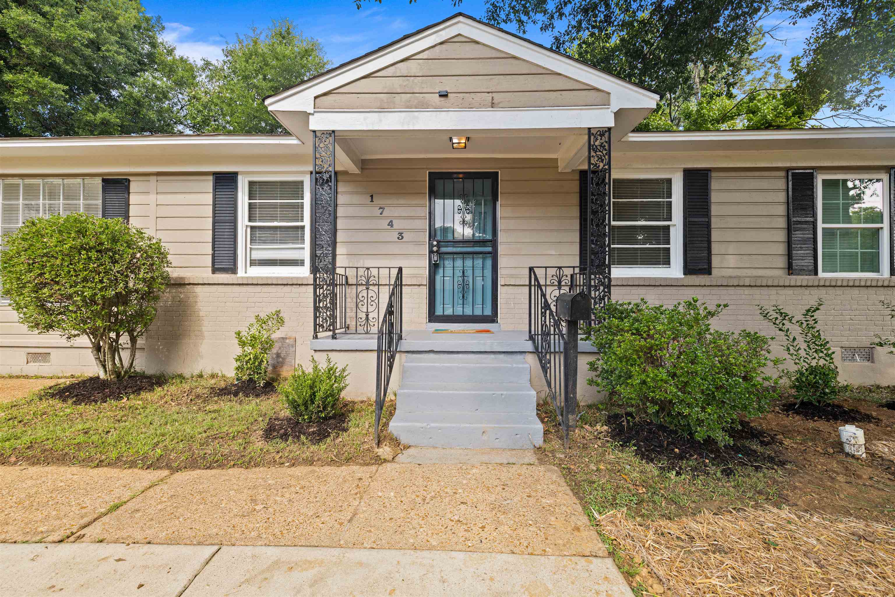 Photo 1 of 17 — 1743 S PERKINS RD, Memphis, TN 38117