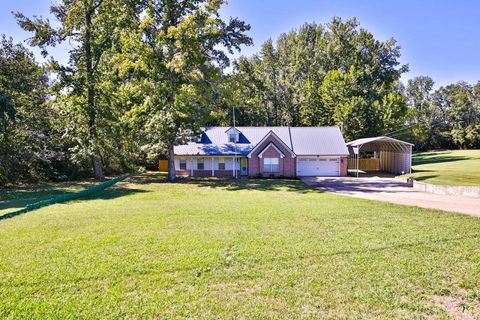 Photo of 828 LYNDSEY DR, Brighton, TN 38011 (MLS # 10207420)